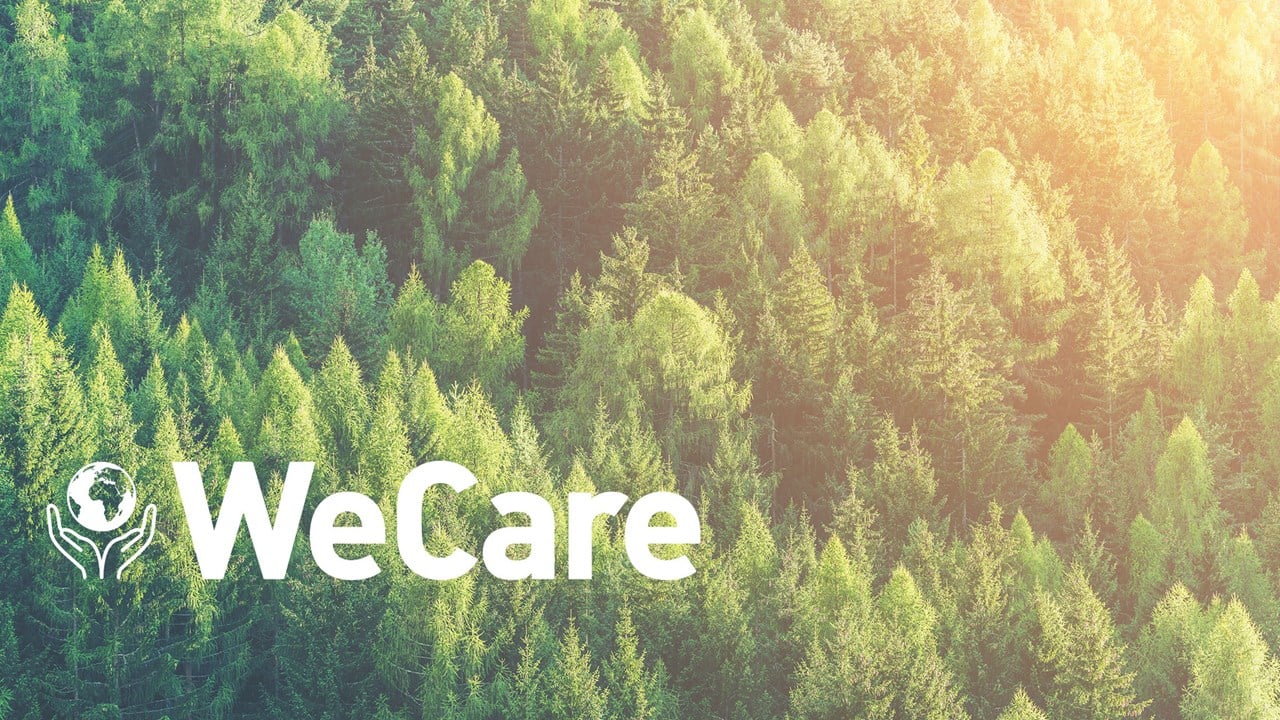 Naturaleza y logotipo WeCare en primer plano