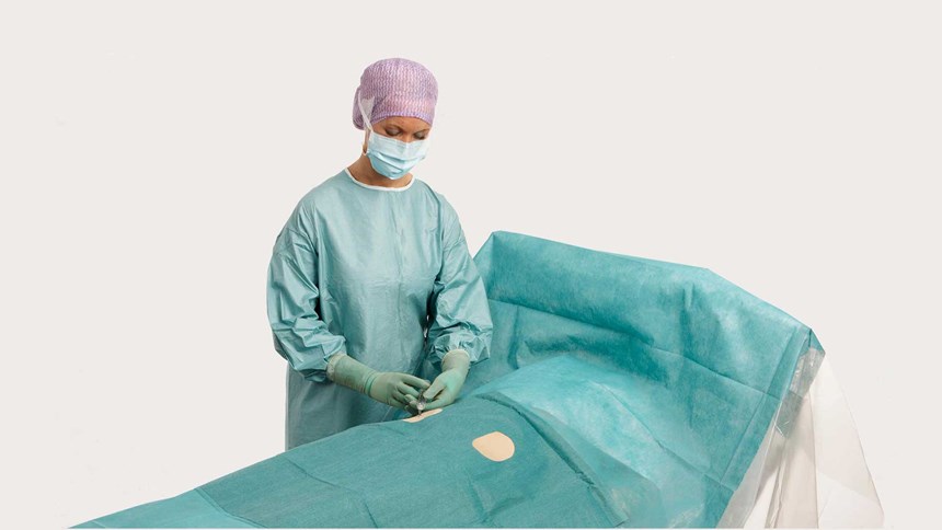 cirujano utilizando un paño BARRIER para angiografía para una intervención