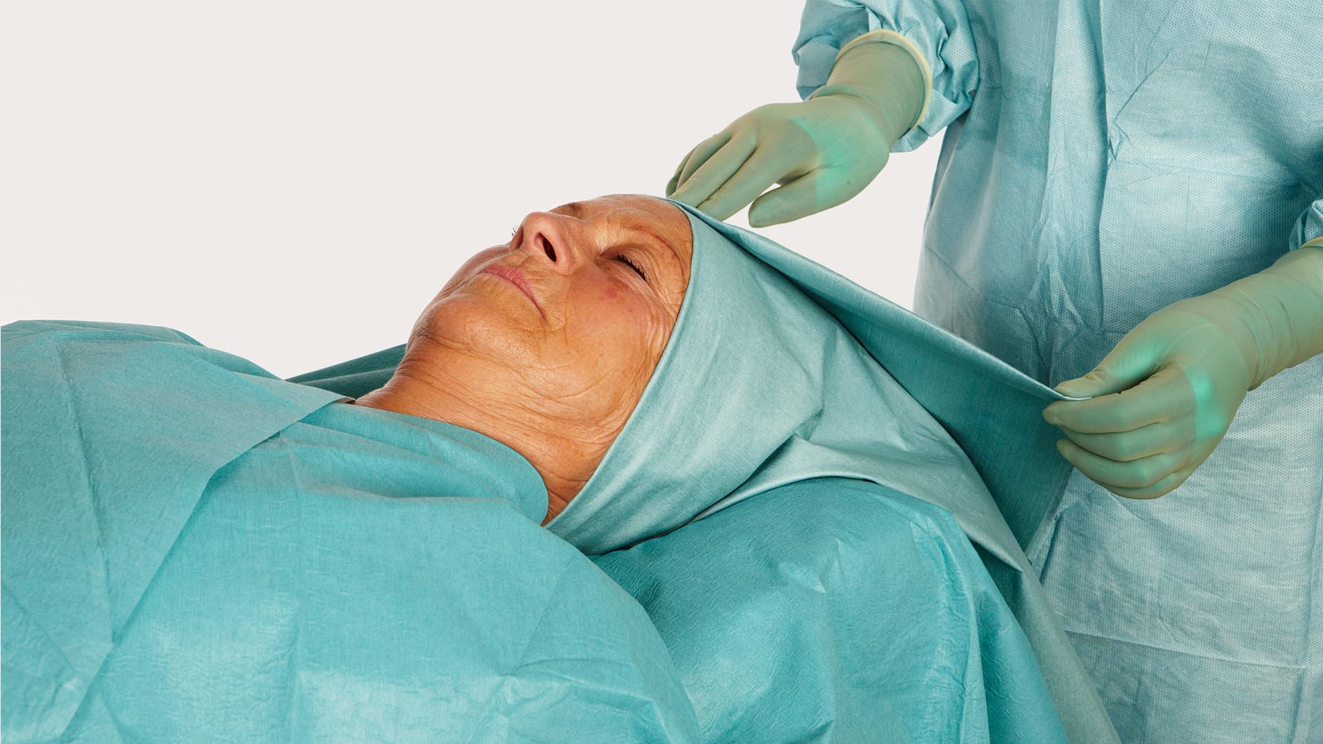 cabeza de una paciente envuelta en un paño otorrinolaringológico BARRIER