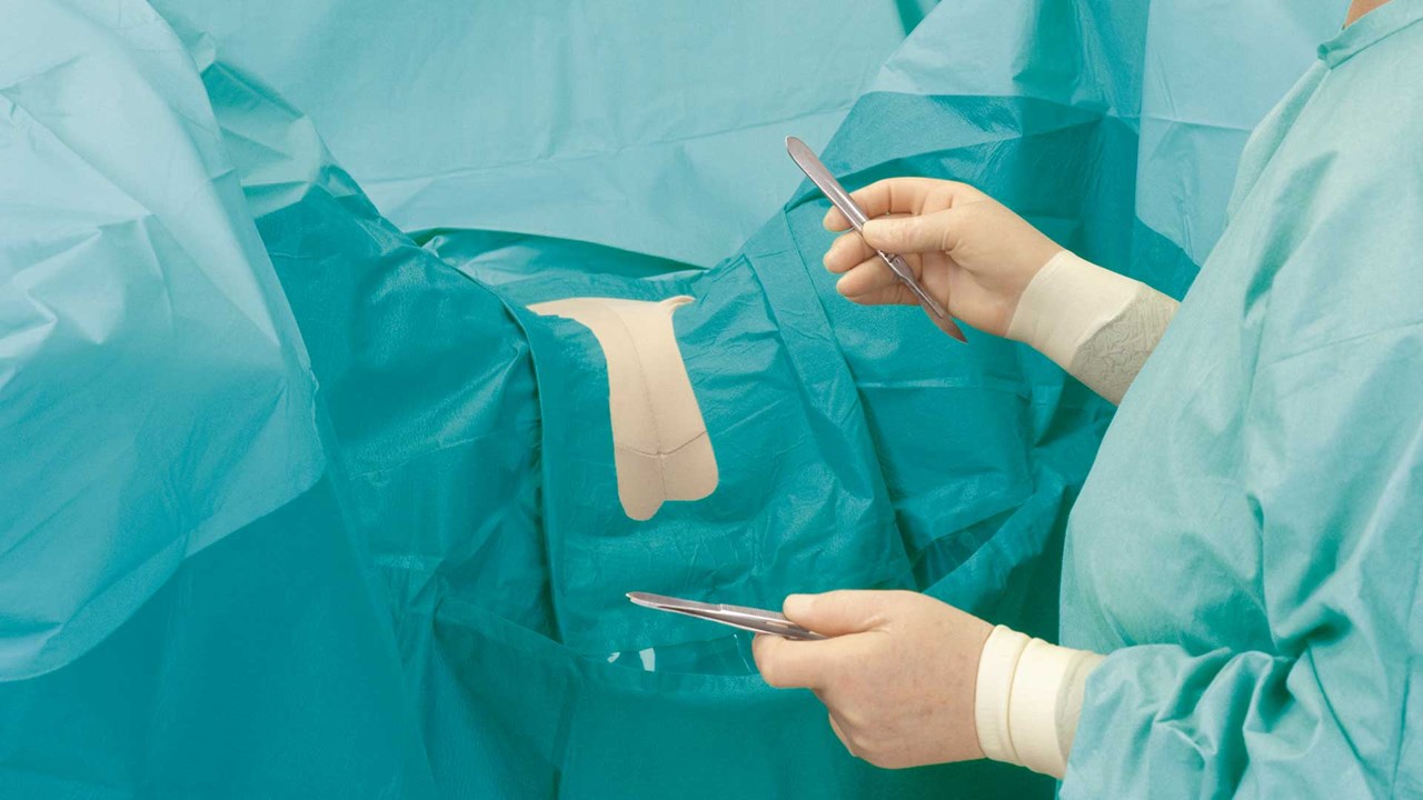 cirujano utilizando un paño ginecológico BARRIER durante una intervención