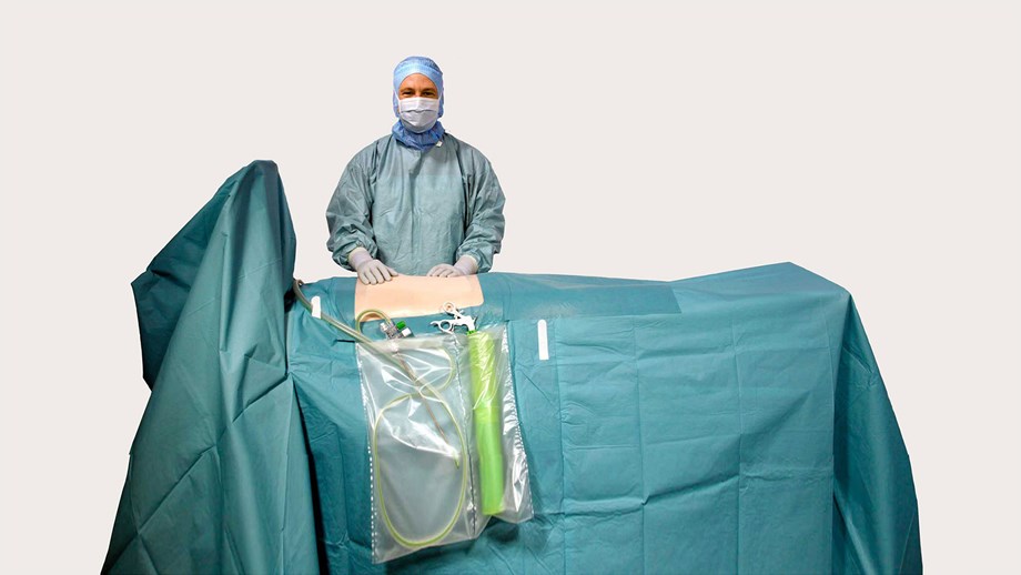 cirujano utilizando paños BARRIER para laparoscopia