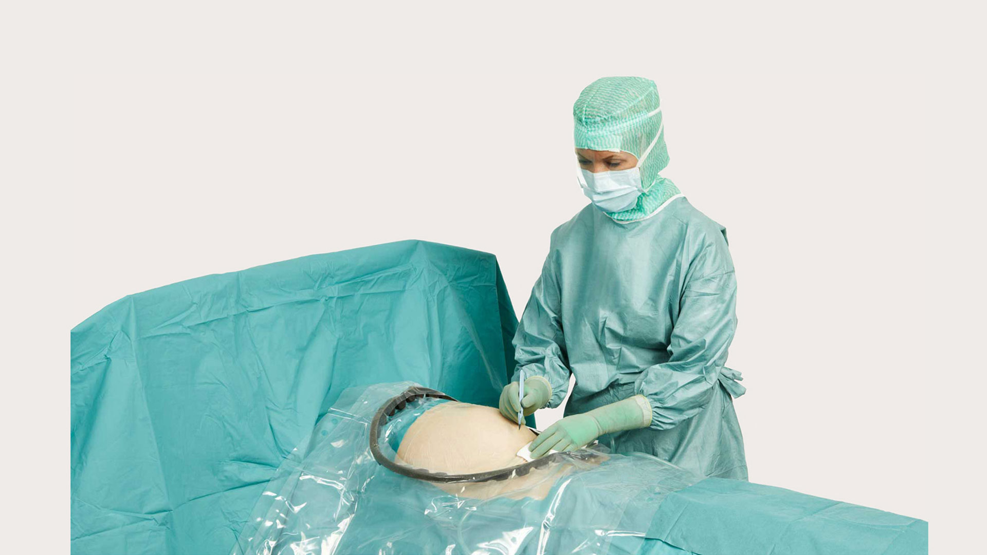 una cirujana utilizando paños BARRIER® para obstetricia