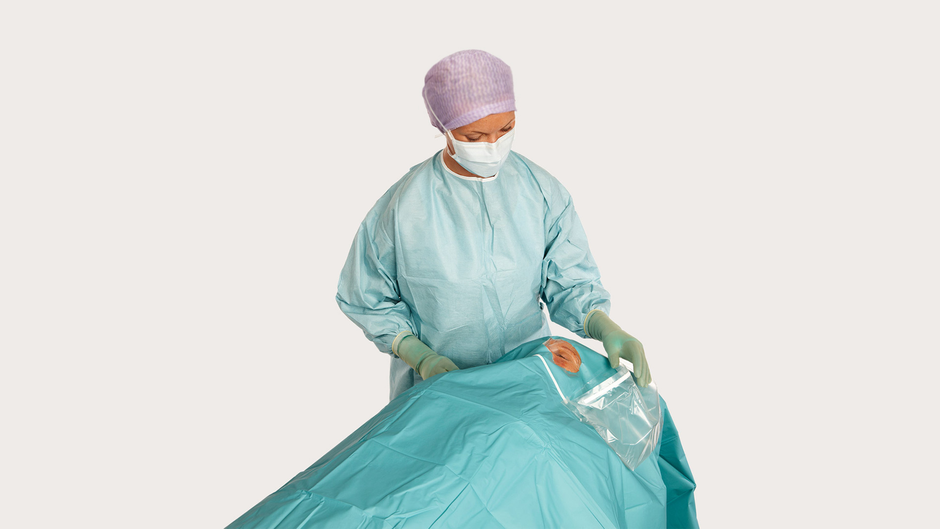 una cirujana utilizando paños oftálmicos BARRIER en un paciente