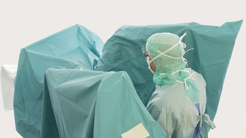 Paño BARRIER para urología en uso durante una operación