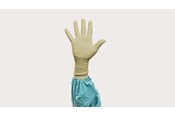 Mano protegida con los guantes quirúrgicos Biogel