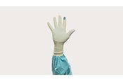 Manos protegidas con los guantes Biogel Skinsense Indicator System