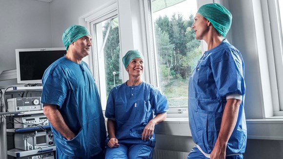 Un equipo de cirujanos trabajando en equipo