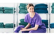 Una enfermera con un pijama quirúrgico Barrier sentada en un vestuario