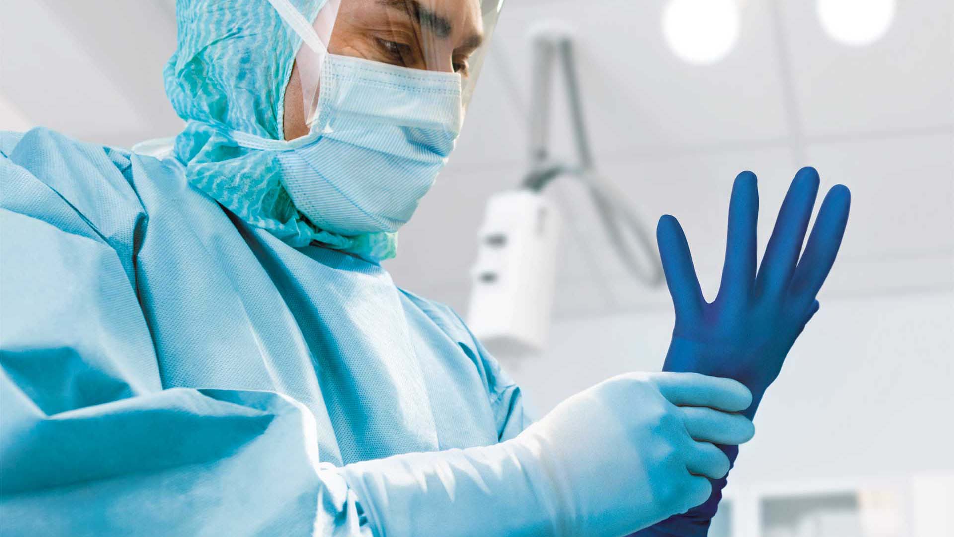 Un cirujano con guantes Biogel con indicador de perforaciones
