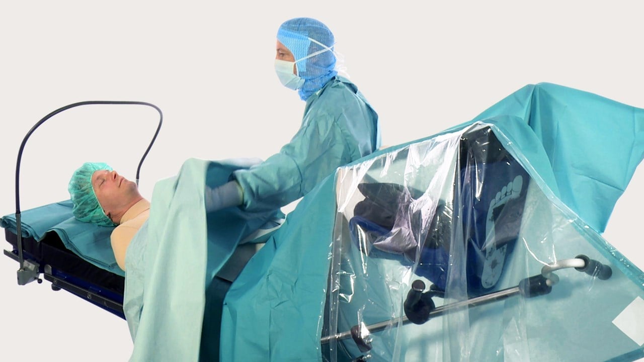 Colocación de paños BARRIER por profesionales sanitarios para uso en procedimientos quirúrgicos.