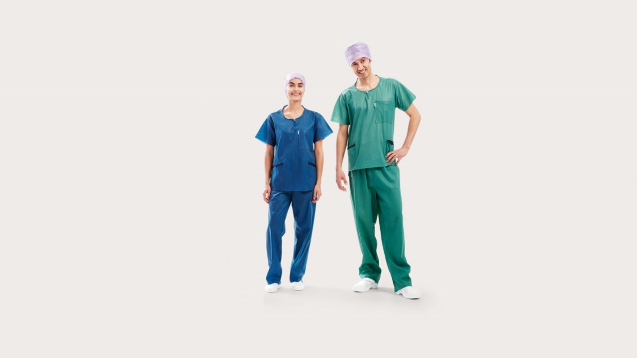 Tres profesionales clínicos con los pijamas quirúrgicos BARRIER®: Extra Comfort