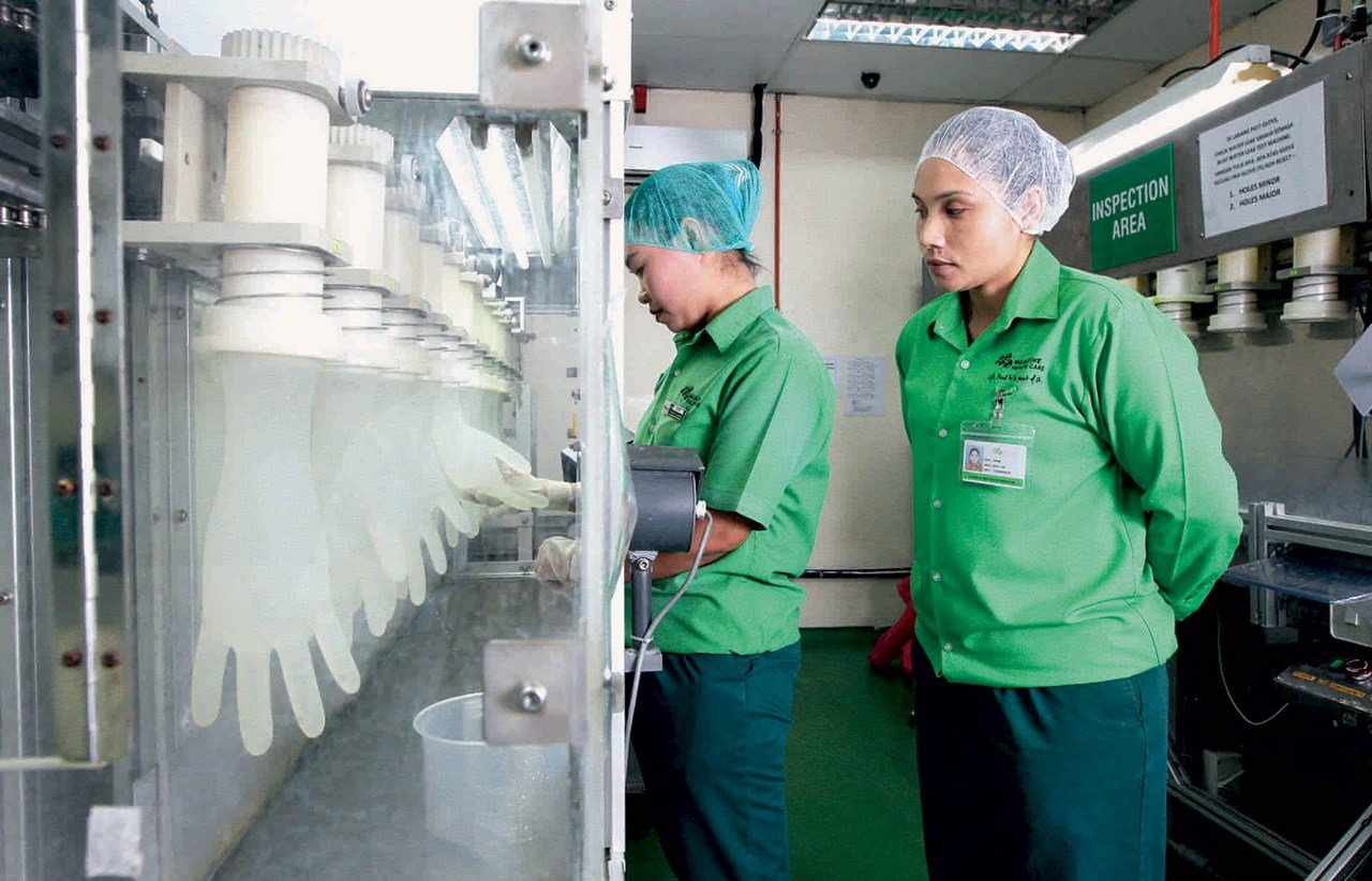 Empleados durante la producción de guantes